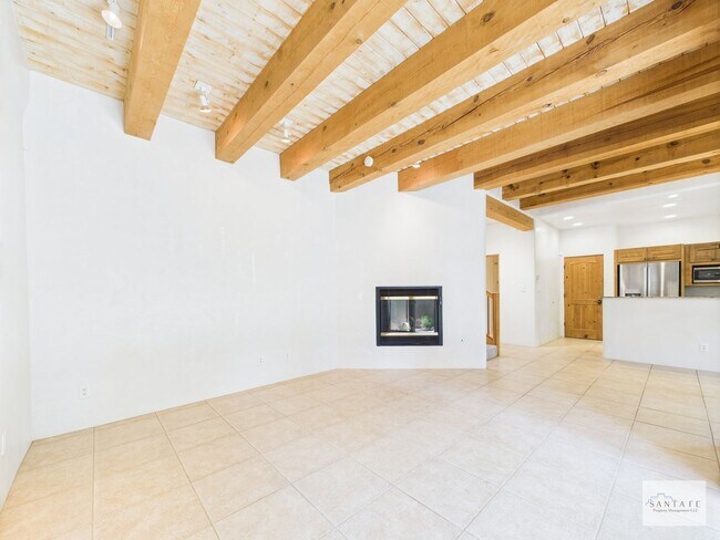 Foto del edificio - Beautifully Done Custom Built Townhouse wi...