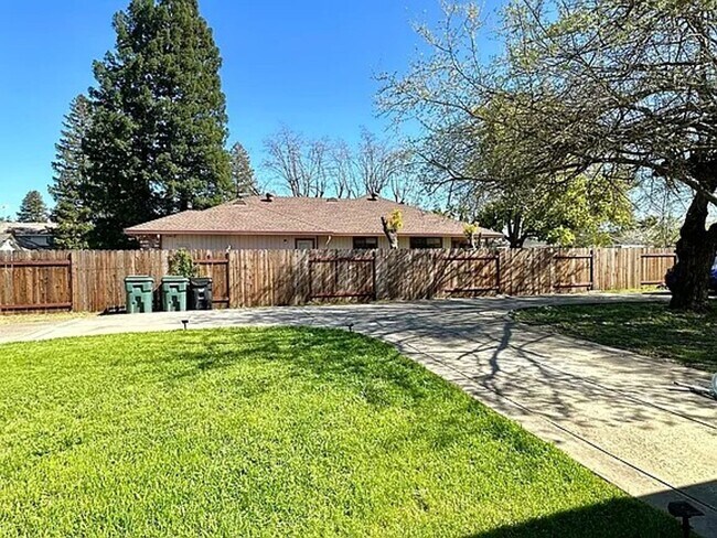 Foto del edificio - 3820 Hillcrest Ln