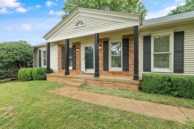 Building Photo - 723 Riverview Dr