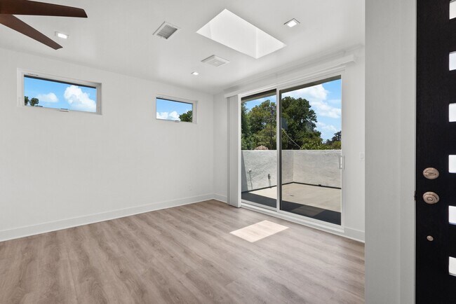 Building Photo - 6053 Teesdale Ave