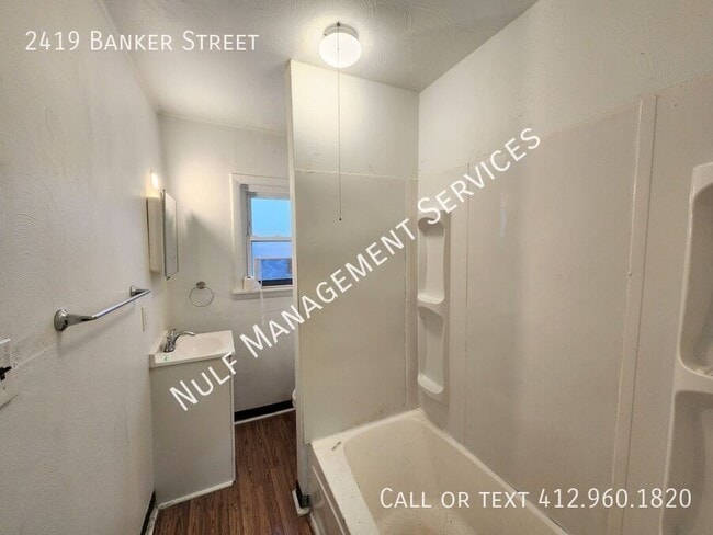 Foto del edificio - 2419 Banker St