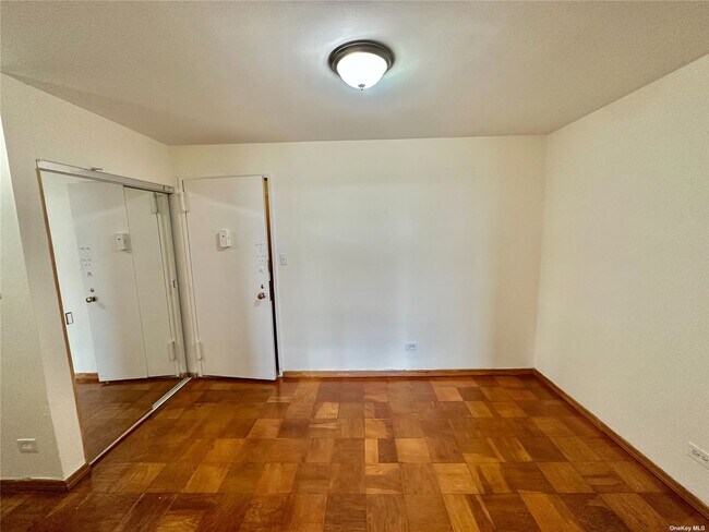 Foto del edificio - 61-20 Grand Central Pkwy