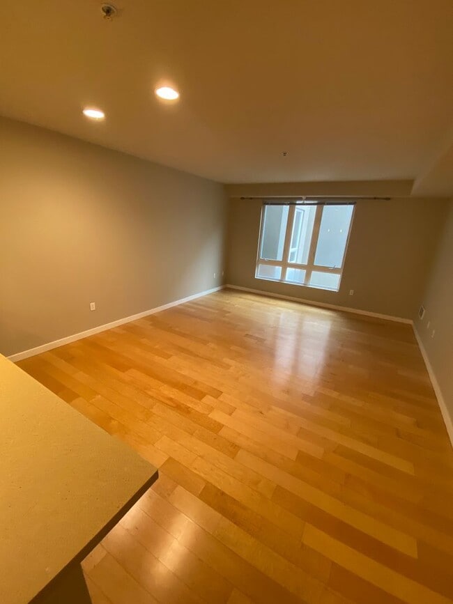Building Photo - Advent - Low Deposit In-Unit Laundry Condo...