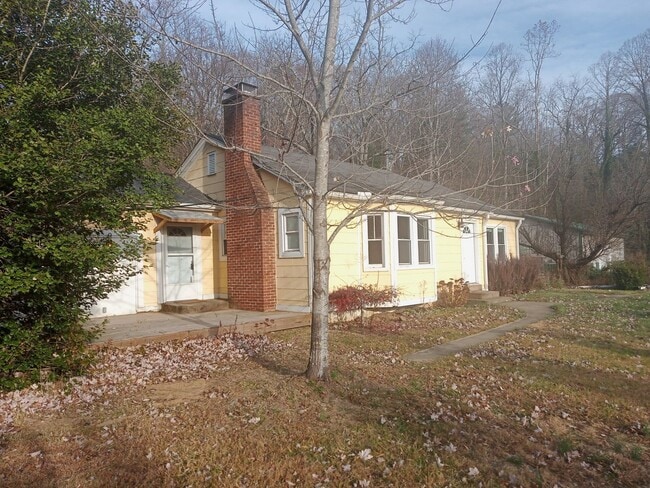 Building Photo - Beautiful Home in Swannanoa available now!