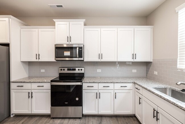 Building Photo - 3BD/2.5BTH townhome located in the Village...