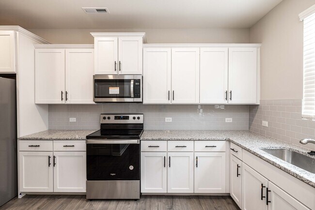 Foto del edificio - 3BD/2.5BTH townhome located in the Village...