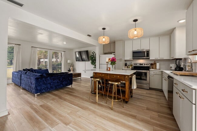Building Photo - 510 Sioux Cir