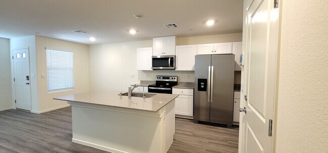 Foto del edificio - LIKE BRAND NEW AND BEAUTIFUL! 3 BEDROOMS, 2.5 BATHS