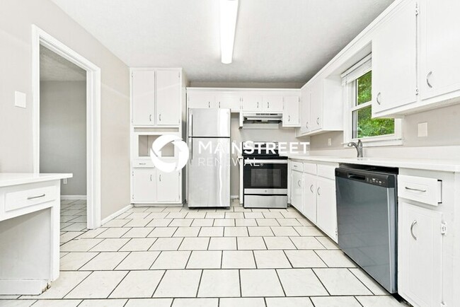 Building Photo - 3 Bedroom Pet-Friendly Home in Snellville, GA with Main Street Renewal