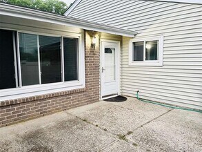 Building Photo - 219 Springmeadow Dr