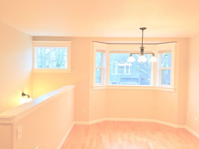 Building Photo - Great Townhouse in Sellwood!