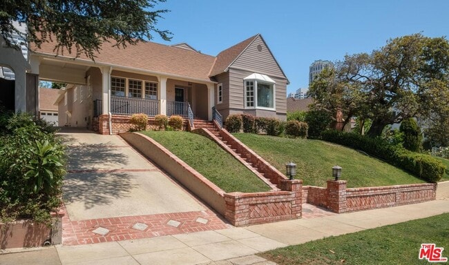 Foto del edificio - 10707 Wellworth Ave