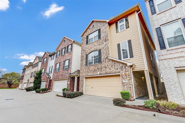 Building Photo - 3423 Skyline Village Dr