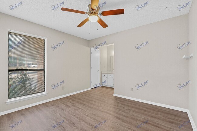 Building Photo - Cute 2/2/ Duplex in Cleburne!