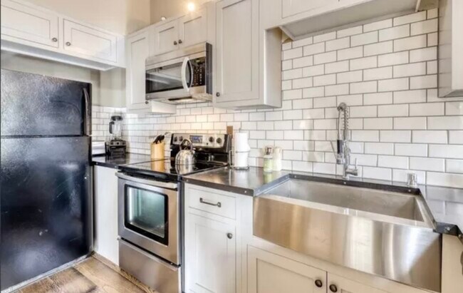 Building Photo - 1300 Regency Way