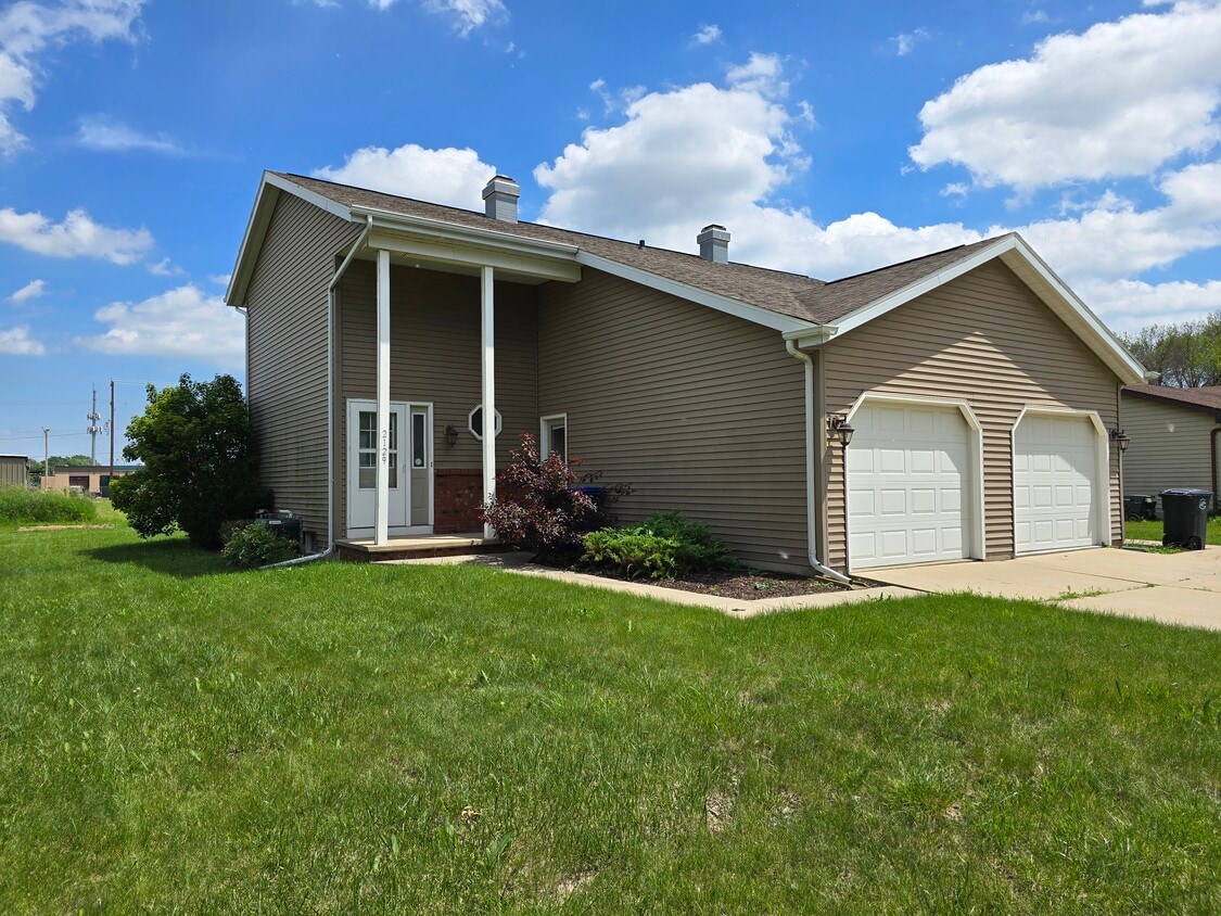 Front view - 2129 Country Ln