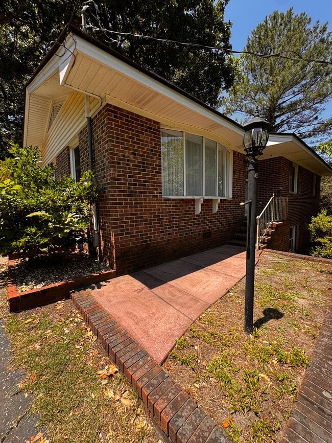 Building Photo - Spacious 4 Bed 2.5 bath Home Close to Fort Bragg