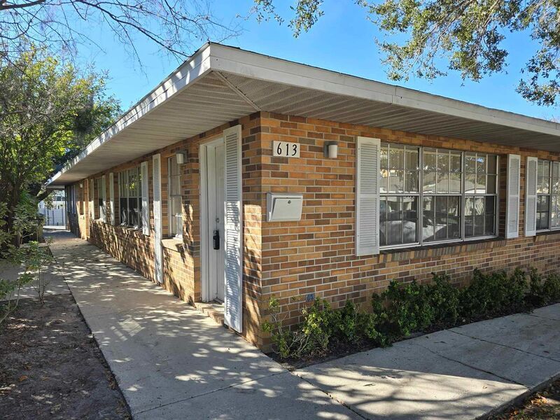 Primary Photo - 613 E Lime St