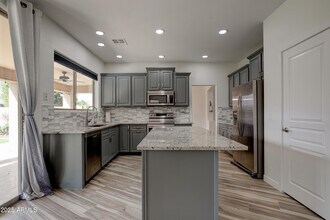 Building Photo - 2237 W Bonanza Ln
