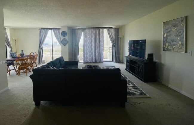 Foto del edificio - 3300 NE 191st St