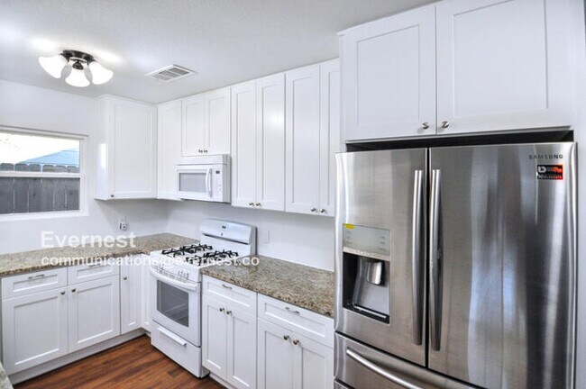 Foto del edificio - Spacious 3-Bedroom Home with Fenced Yard &...