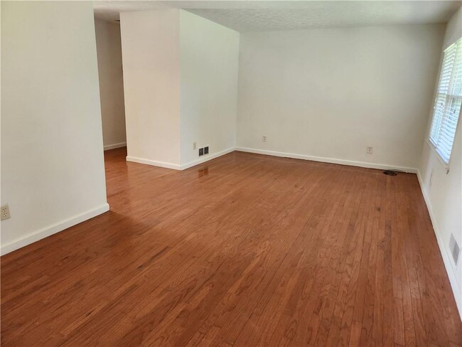 Foto del edificio - 3350 Ridge Rd