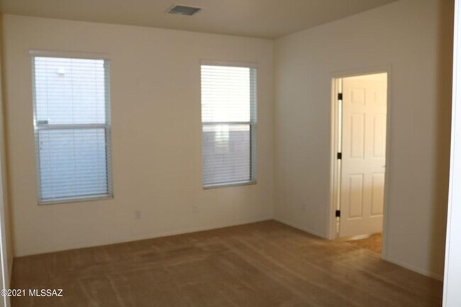Foto del edificio - Move in Ready 2 bedroom 2 bath with den!