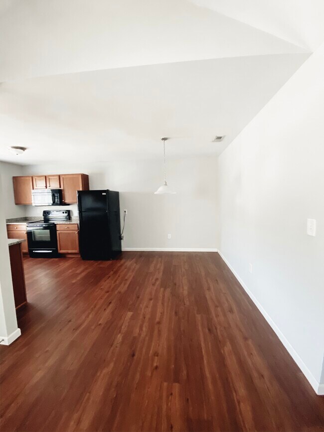 Building Photo - 135 Flatview Way