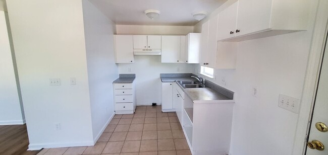 Building Photo - 3 Bedroom 2 Bathroom Duplex