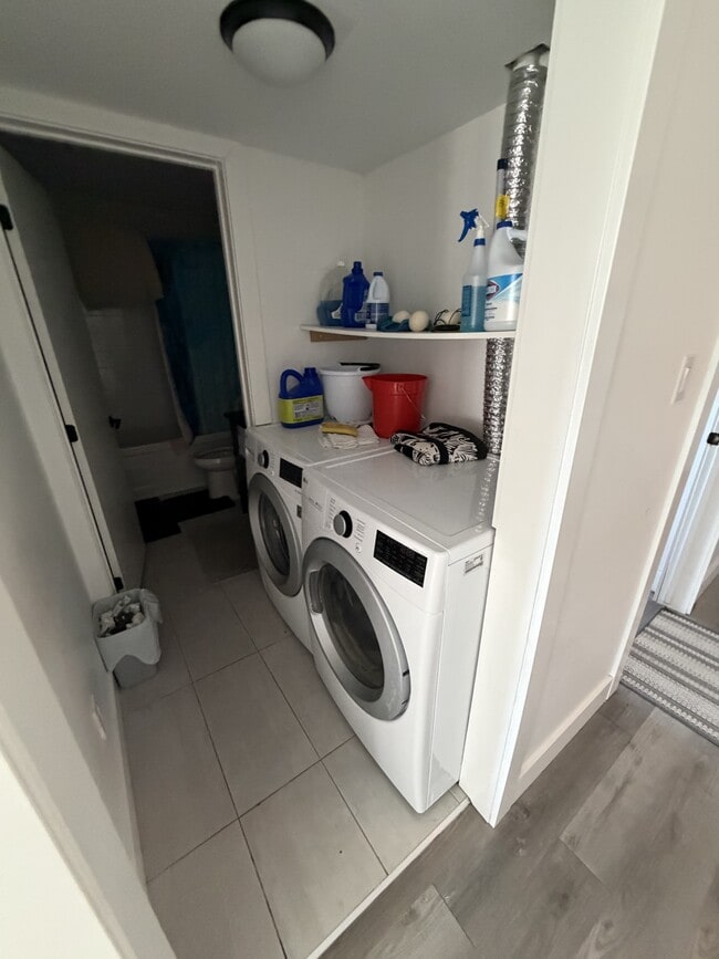 Building Photo - 227 Ave Blackburn