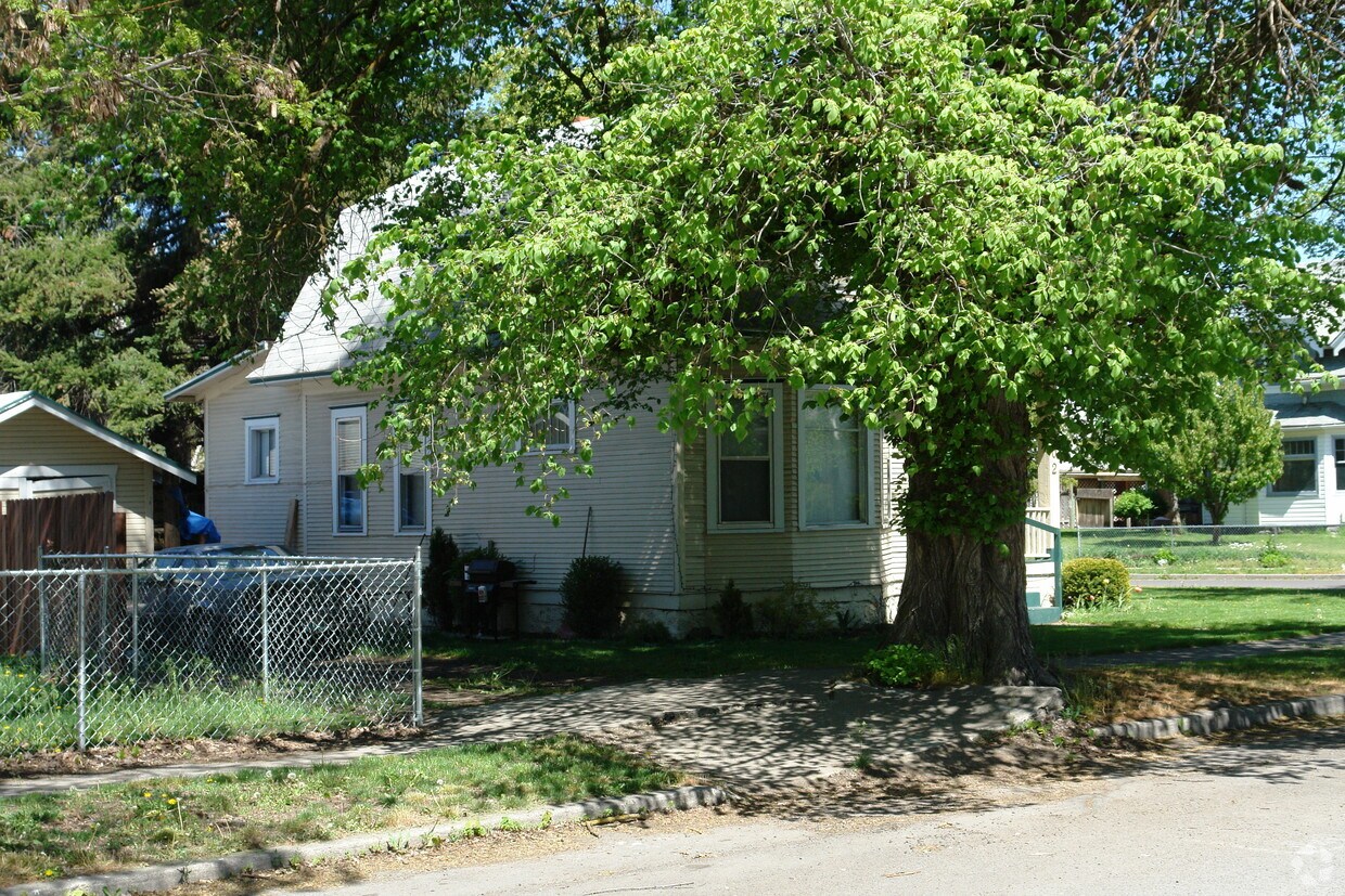 Building Photo - 1202 W Augusta Ave