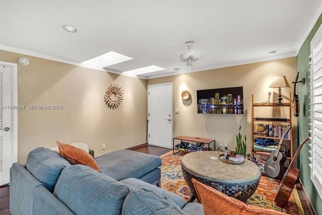 Building Photo - 320 SE 10th Ave