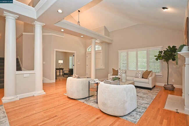 Foto del edificio - 421 Twin Oaks Ln