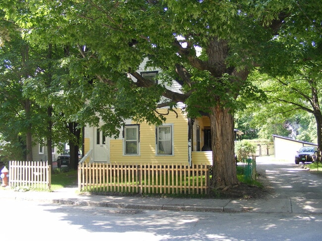 Building Photo - 123 Frost St
