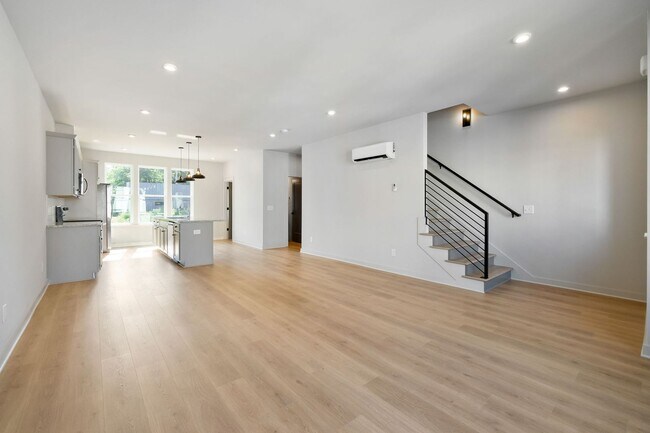 Foto del edificio - Captivating end unit townhome with covered...