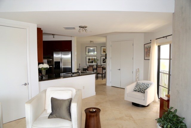 Family Room with view to kitchen, dining room - 2409 N Ocean Blvd