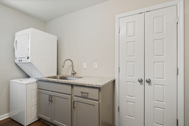 Foto del edificio - Available now, 2 bed 1 bath end unit in qu...
