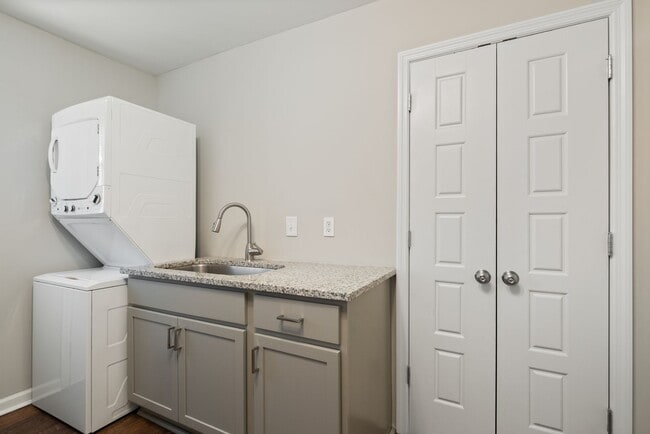 Building Photo - Available now, 2 bed 1 bath end unit in qu...