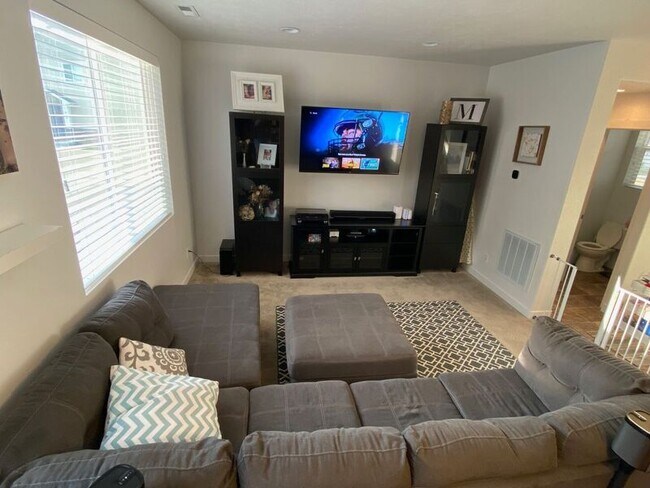 Foto del edificio - 927 Stonehaven Dr