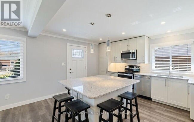 Building Photo - 1266 Royal Dr