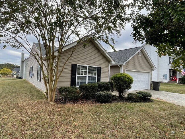 Foto del edificio - Loudon 3-bedroom 2-bathroom home with open layout on corner lot available 11/15