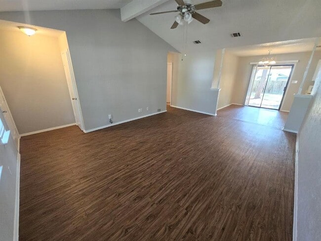 Building Photo - 702 Live Oak Dr