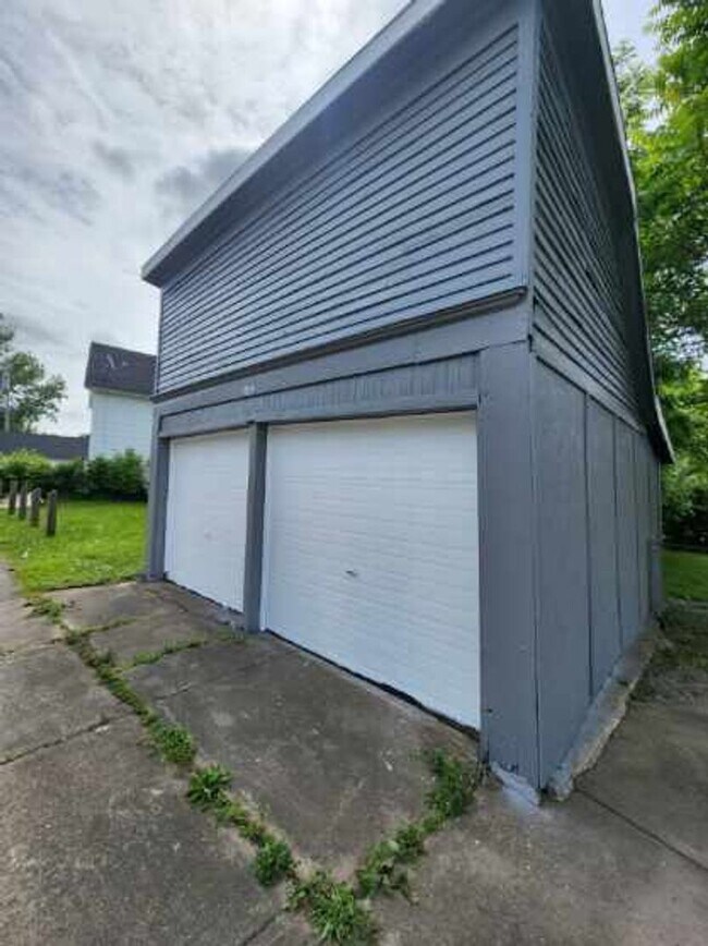 Foto del edificio - Five Bedroom Single Family Home!