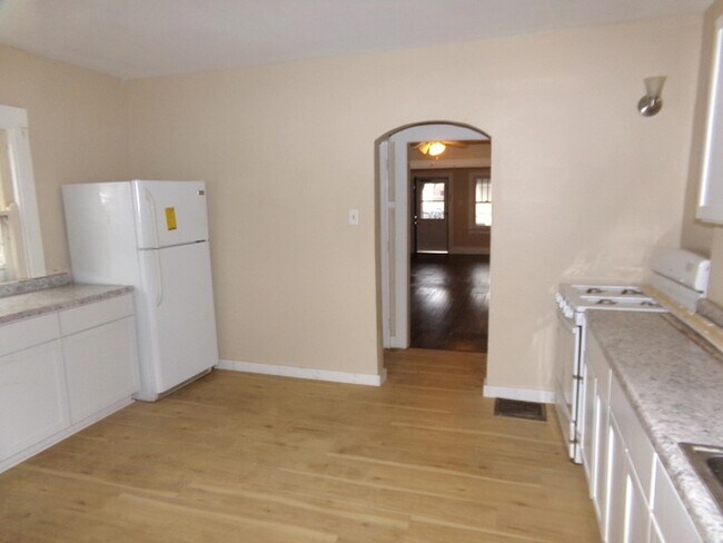Building Photo - 3 Bed 1 Bath Home in Walnut Hills neighbor...