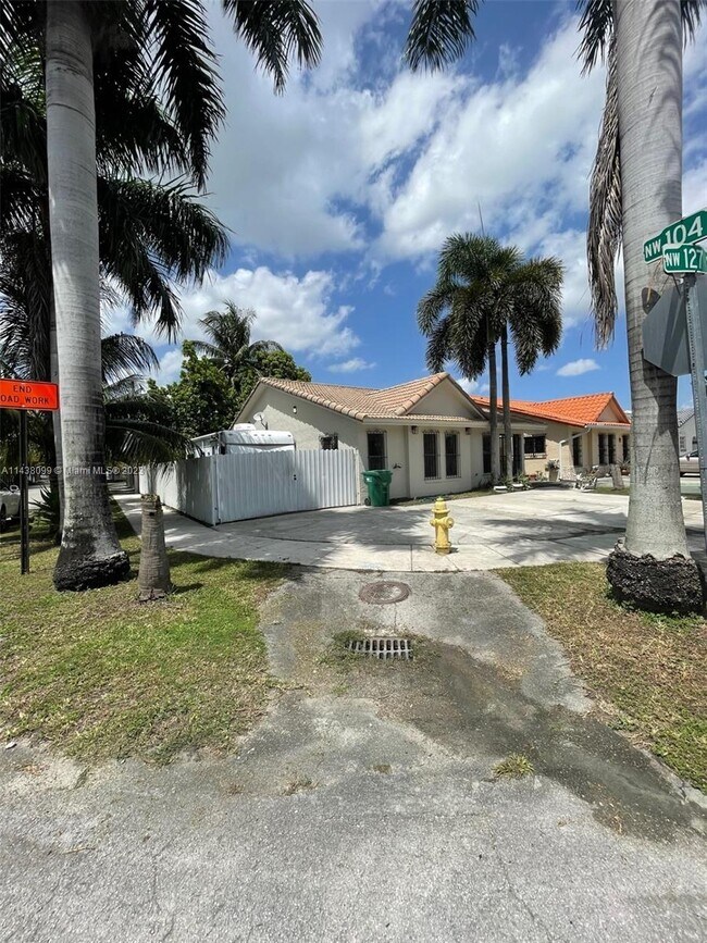 Foto del edificio - 10399 NW 127th St