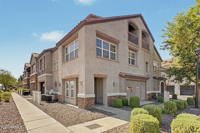 Building Photo - 2233 E Huntington Dr