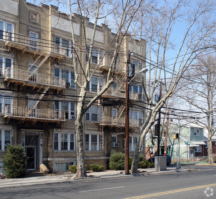 Building Photo - 431 Kennedy Blvd