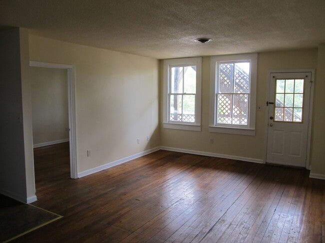 Building Photo - 807 Caroline St