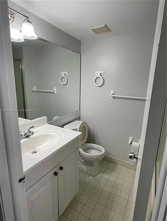 Foto del edificio - 18246 Mediterranean Blvd