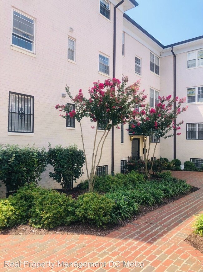 Building Photo - 2 br, 1 bath House - 3221 8th St, SE #1